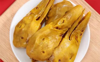 广东盐焗蒸鸭：粗盐包裹，锁住原汁原味