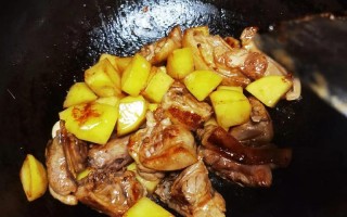 土豆蒸鸭：软糯入味的主食替代