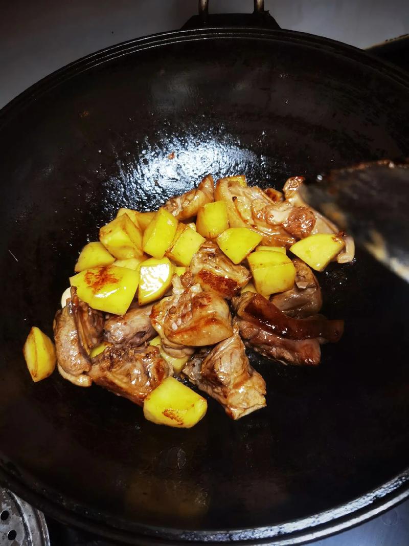 土豆蒸鸭：软糯入味的主食替代-第1张图片-久信息网